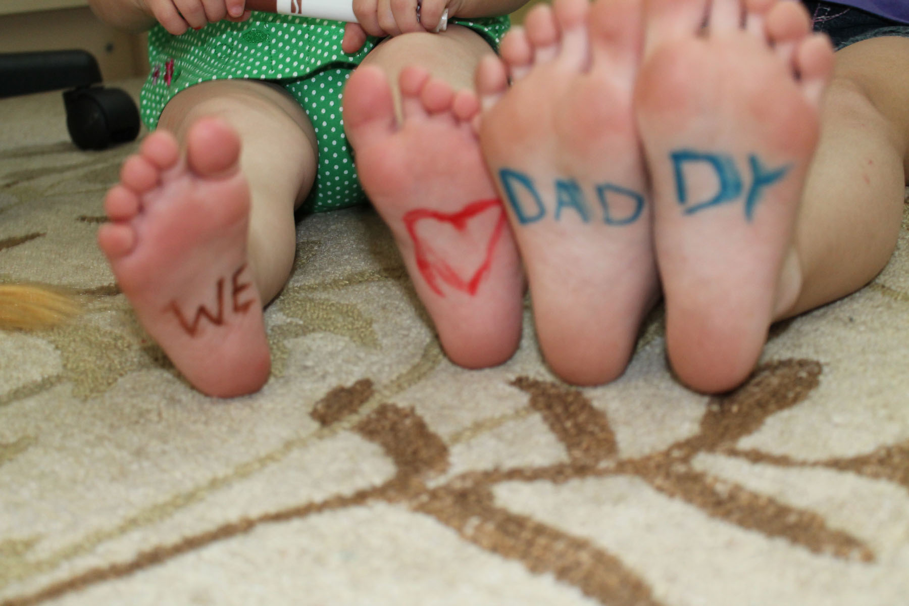 05-15-15-we-love-daddy-feet-2.jpg