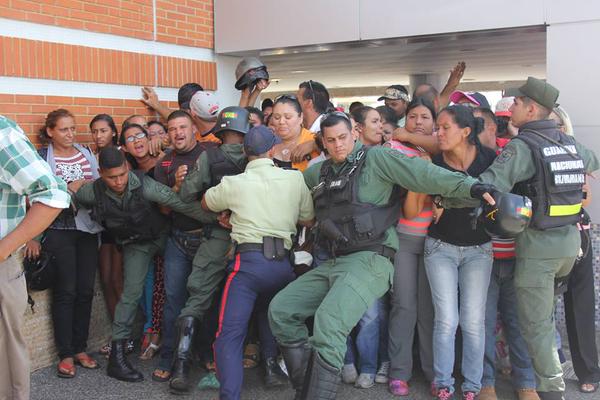 Vzla-would-be-shoppers.jpg