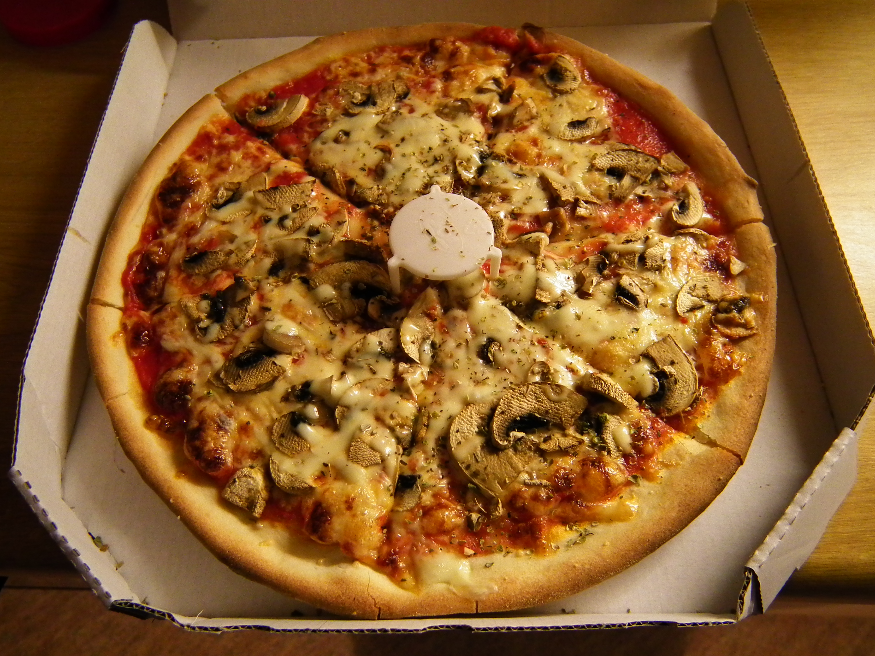 Pizza_Funghi_mit_Pizzahalter.JPG