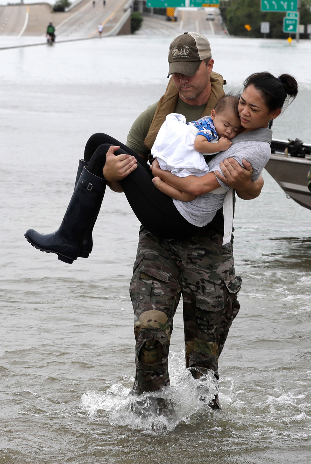 082817-ktrk-harvey-evac2-image.jpg
