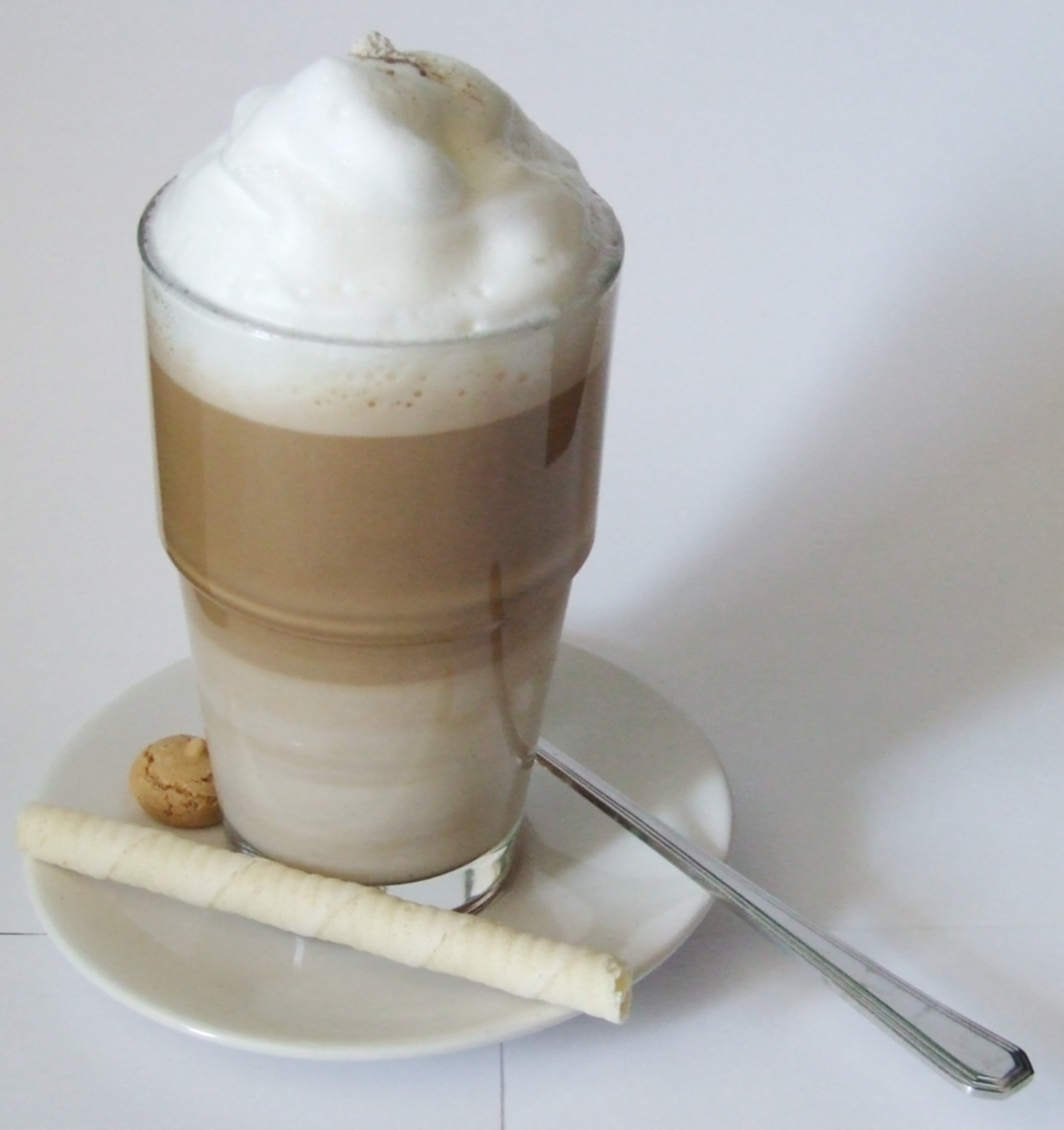 Latte_macchiato_biscuits.jpg