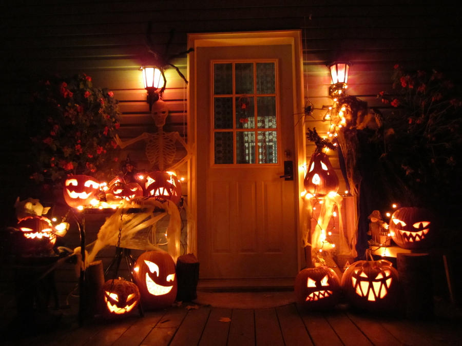 r2_halloween_house_by_niennasurion-d31immj.jpg