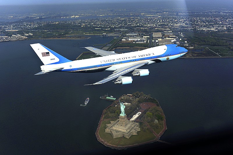 800px-Air_Force_One_photo_op_incident-_altered_by_DoD.jpg