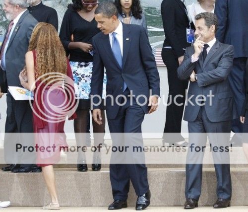barack-obama-looking-at-womans-butt-500x427.jpg