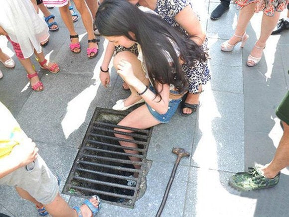 the-list-texting-sinkhole-100665076-large.jpg