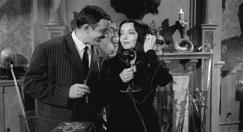 Gomez_Morticia_kiss.gif