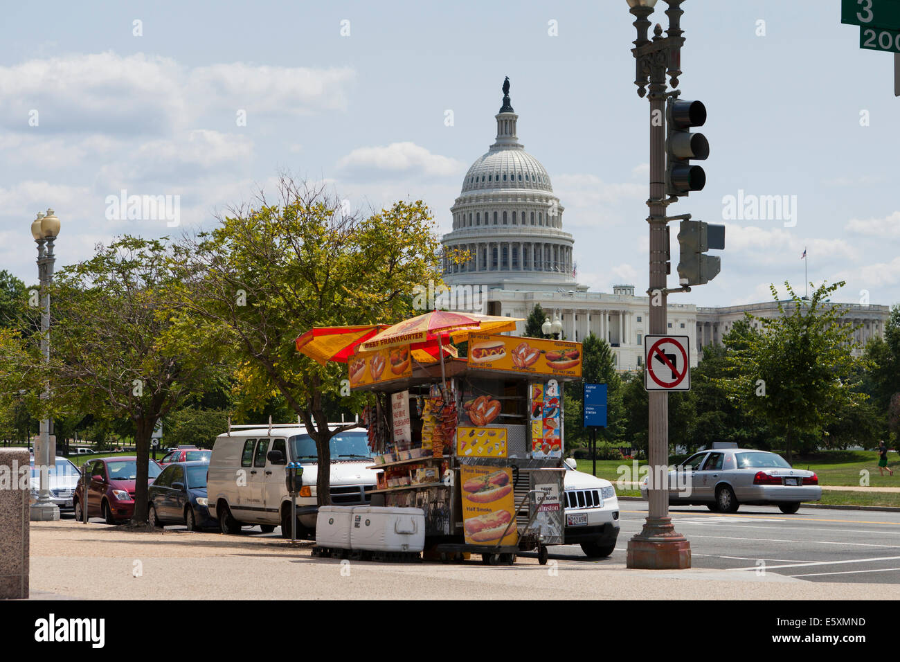 hot-dog-vendor-washington-dc-usa-E5XMND.jpg