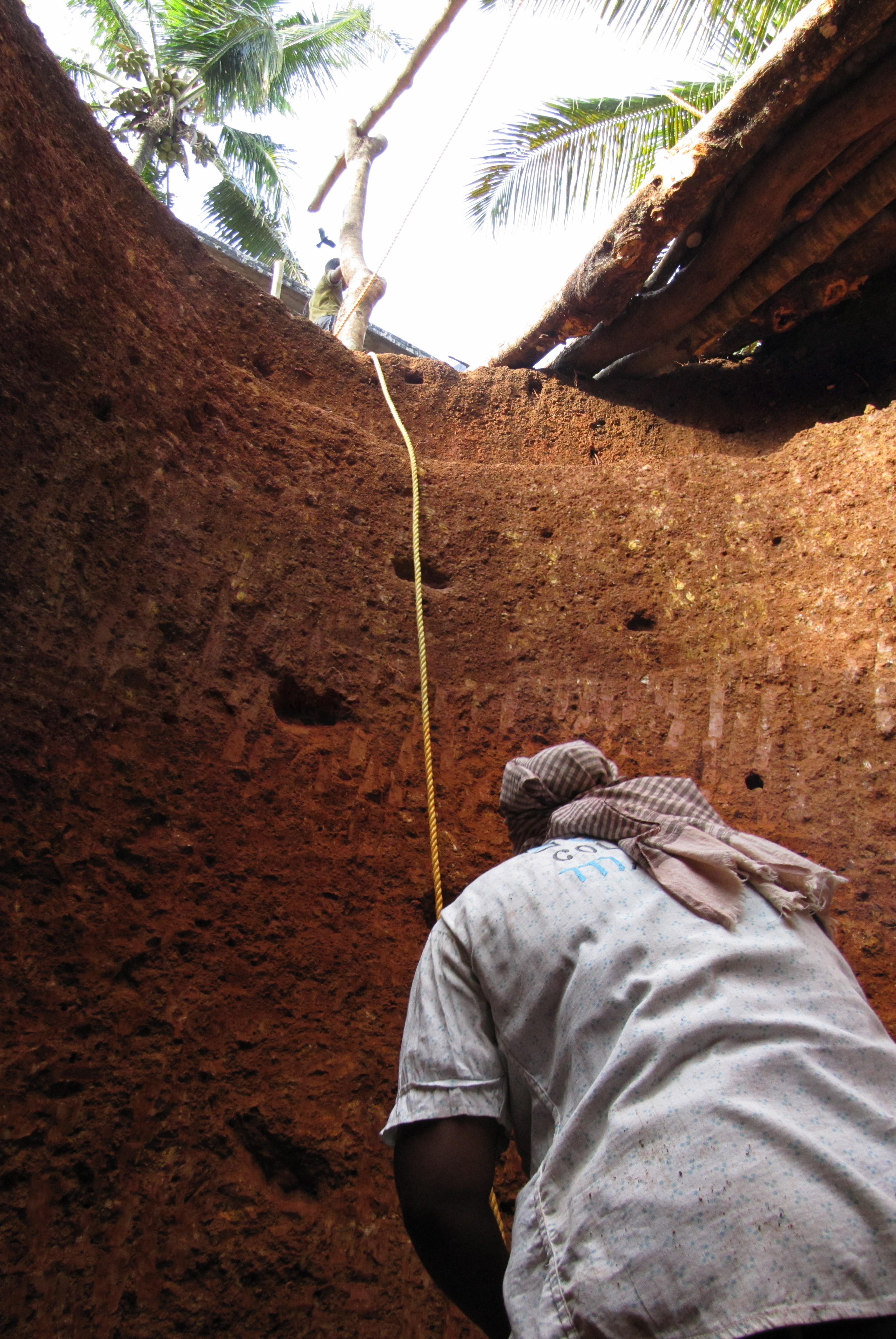 Lady_digging_the_well(View_from_the_well).jpg
