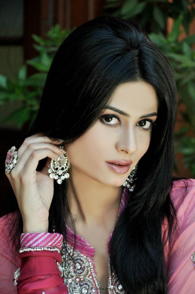 295856,xcitefun-madiha-iftikhar-in-stunning-summer-makeu.jpg