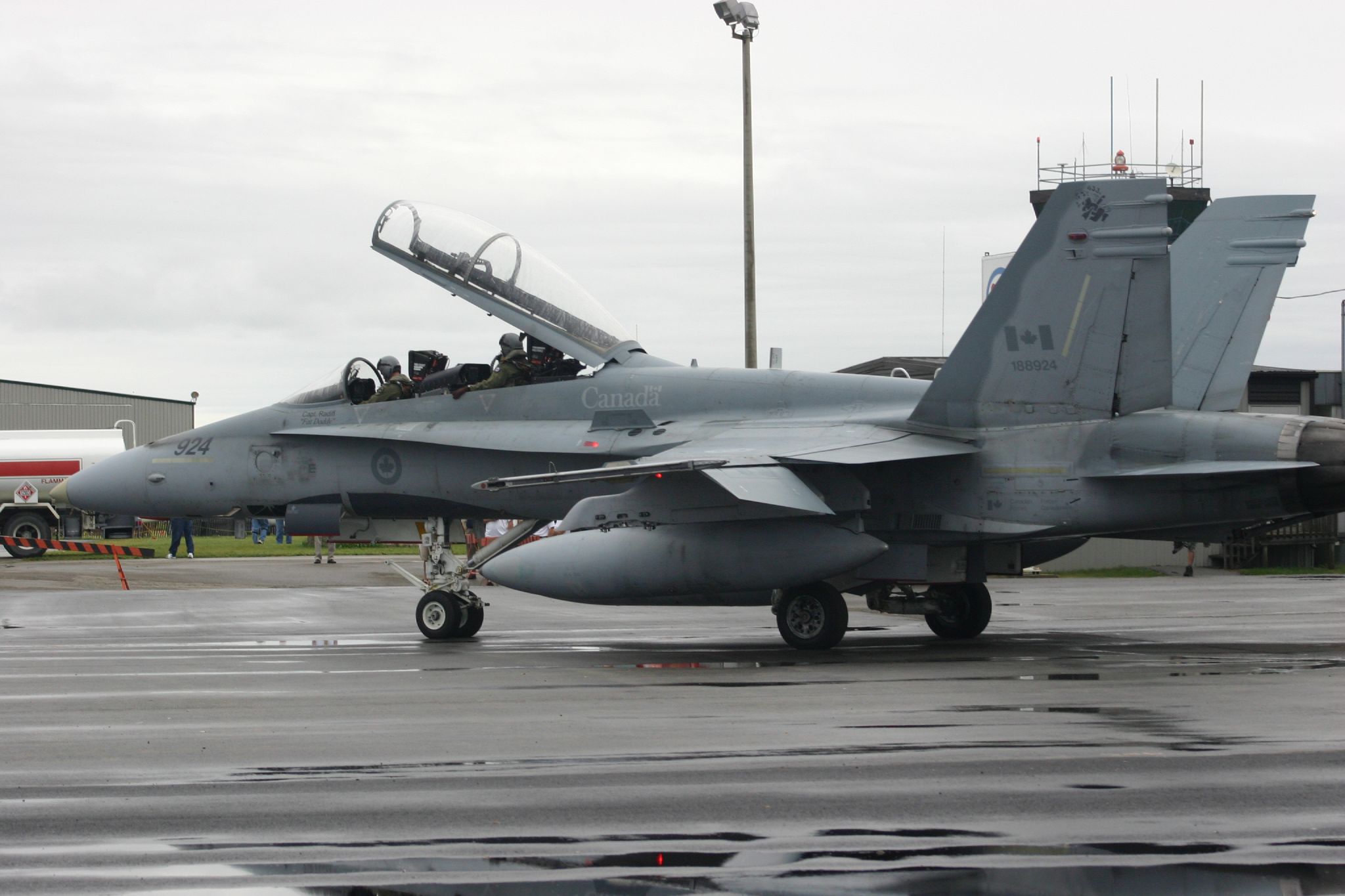 CF-18_Hornet_grounded.jpg
