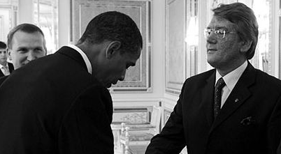 obama-bows-to-ukranian.png