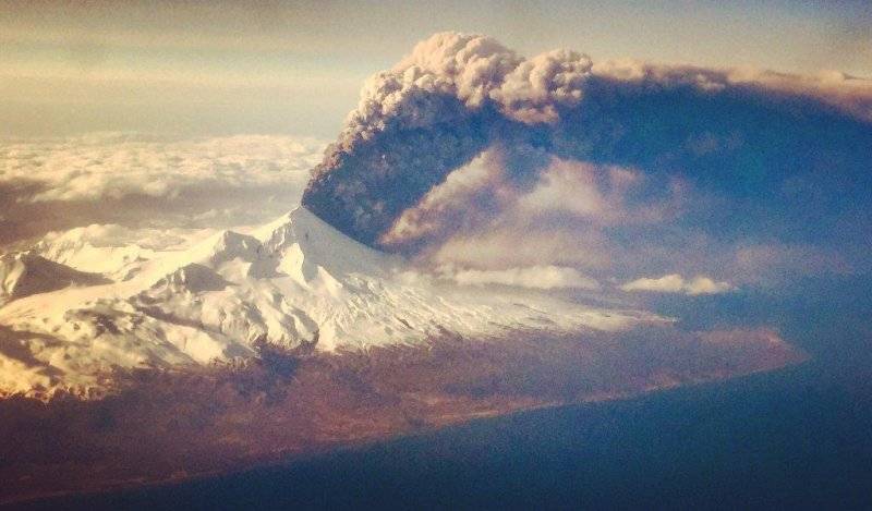 Alaskan-volcano-spews-ash-20000-feet-in-the-air.jpg