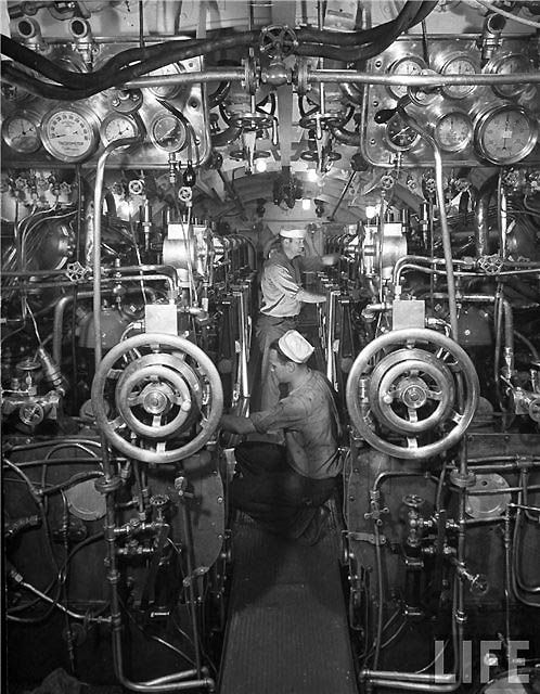 Inside-a-war-time-diesel-submarine.jpg