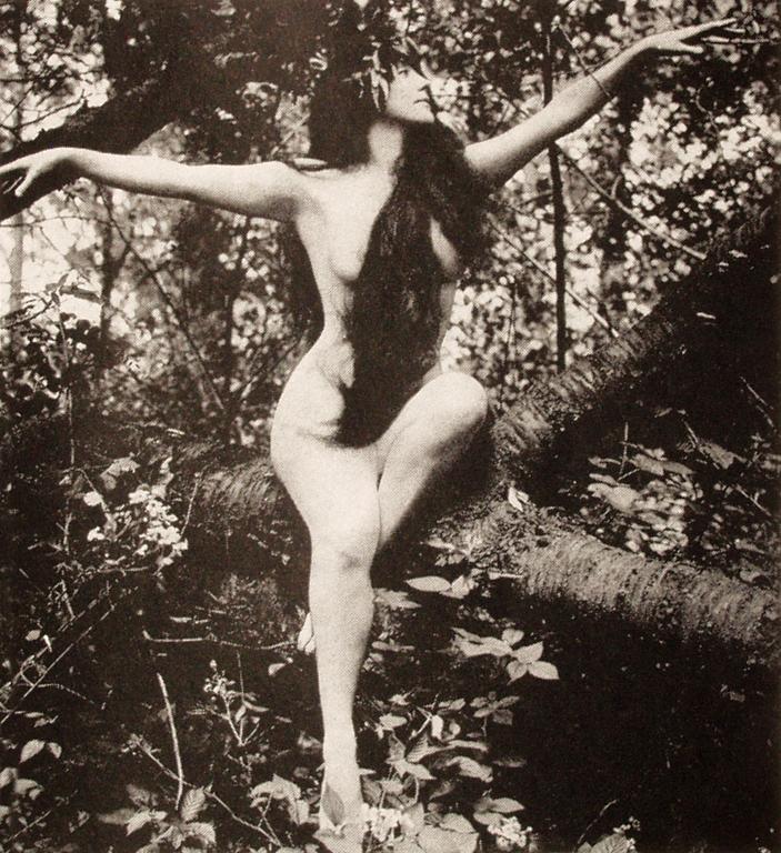 Annette_Kellerman_in_tree%2C_arms_spread.jpg