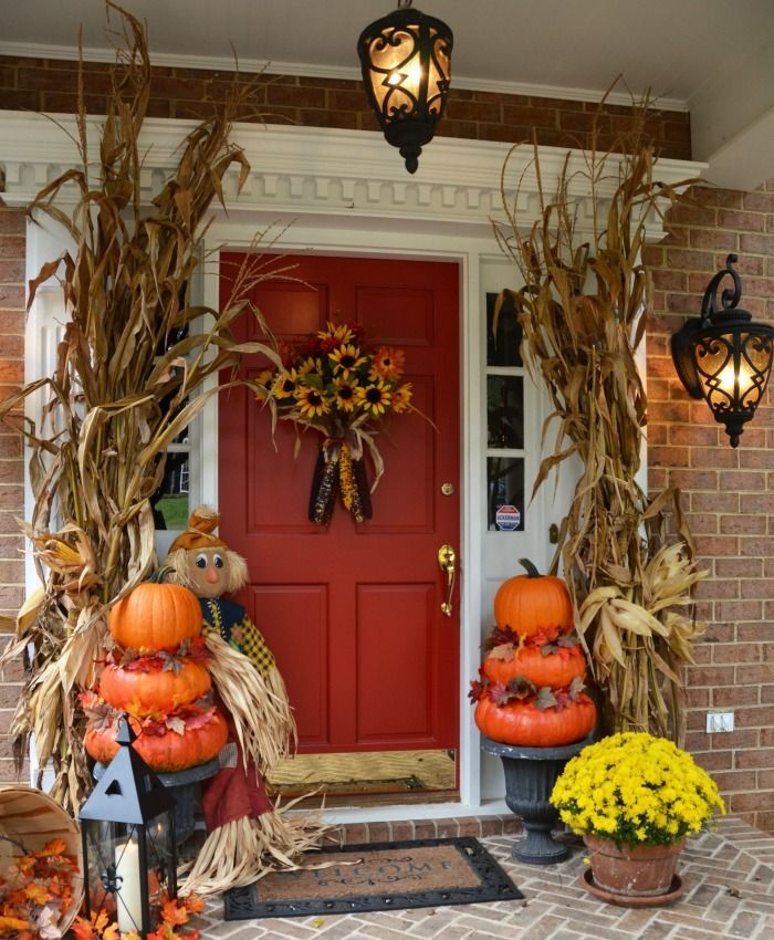 cozy-thanksgiving-front-door-decor-3.jpg