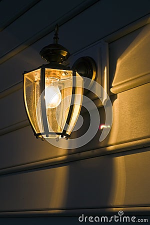 porch-light-4962220.jpg