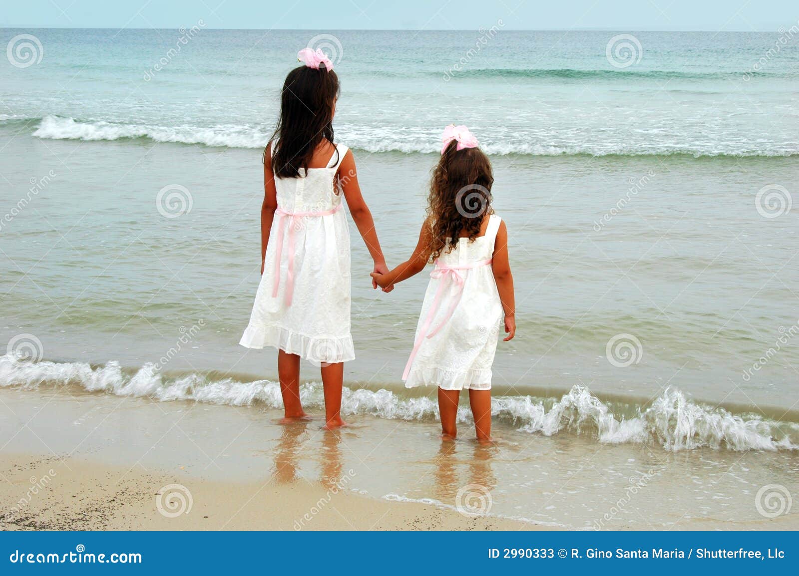 two-girls-holding-hands-2990333.jpg