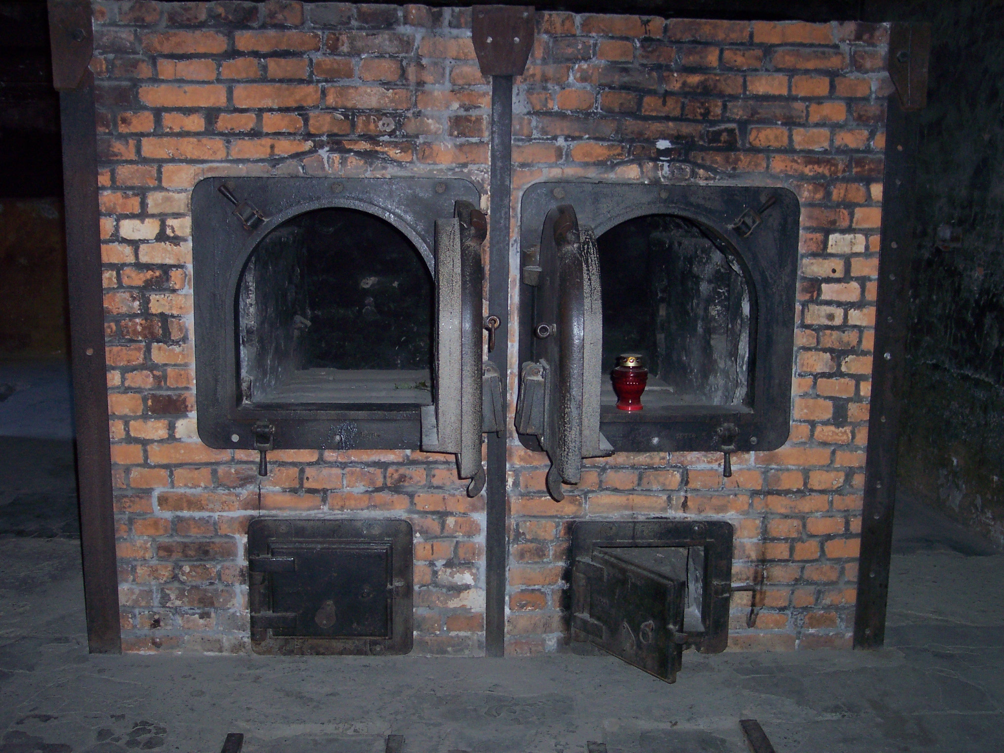 Cremator_inside_the_crematorium_Auschwitz_I.jpg