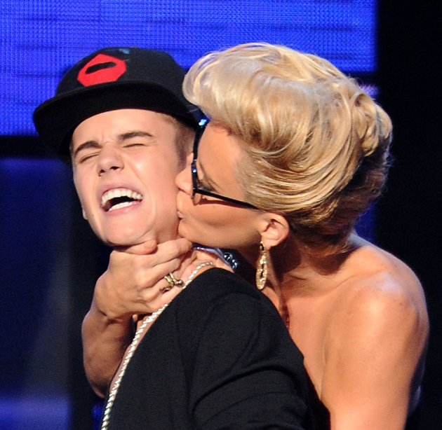 justin-bieber-jenny-mccarthy-snog-1.jpg