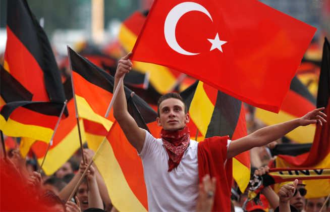 german-turks-with-flag.jpg