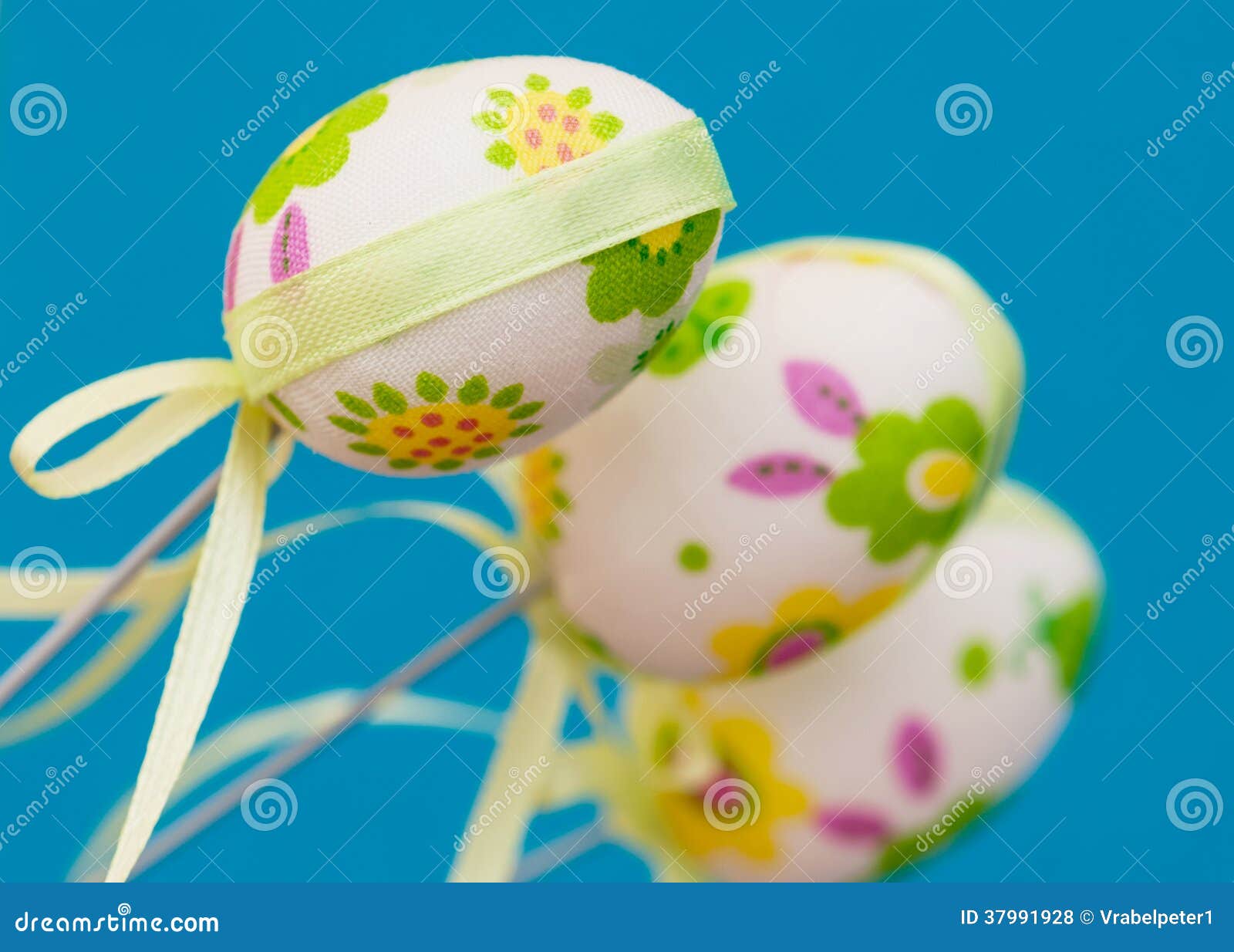 beautiful-easter-eggs-37991928.jpg