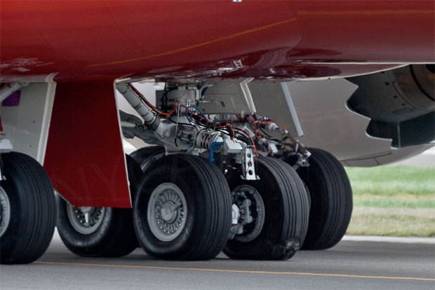 boeing-748i-tire-blow-lindgren2-620.jpg