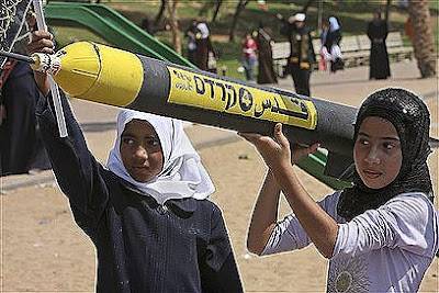 palestinian+girls+holding+Quds+rocket+model.jpg