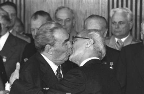 kissing-russian-style-L-kQ9I_T.jpeg