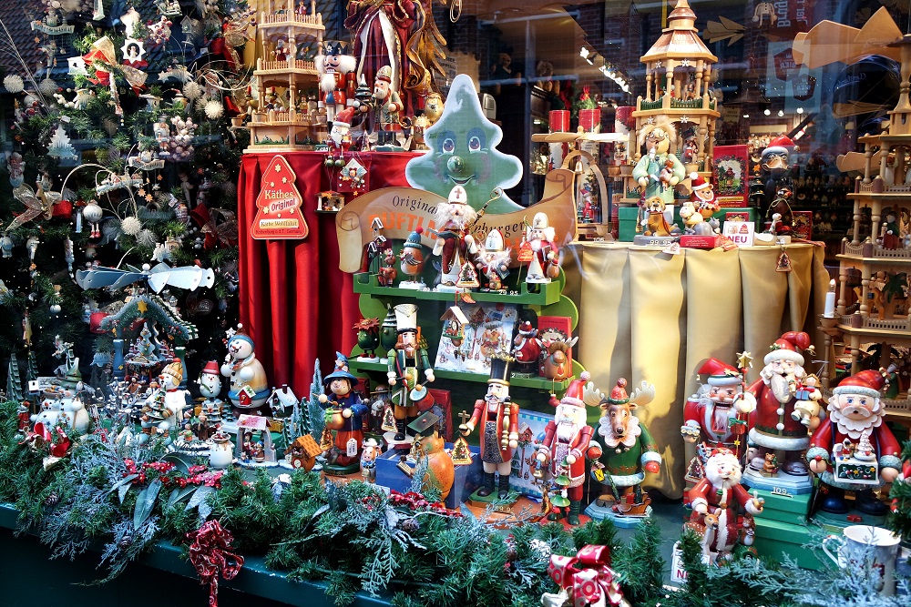 bruges-christmas-window-display.jpg