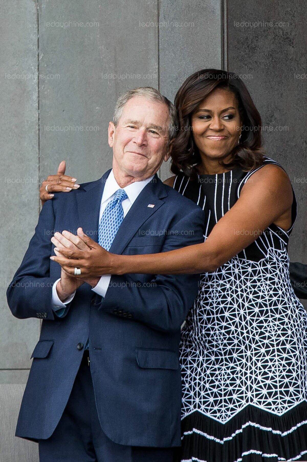 le-hug-tres-americain-entre-michelle-obama-et-george-w-bush-photo-afp-1474820130.jpg