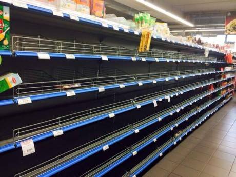 Supermarket-In-Greece-Photo-posted-by-Vasilis-Dalianis-On-Twitter-460x345.jpg