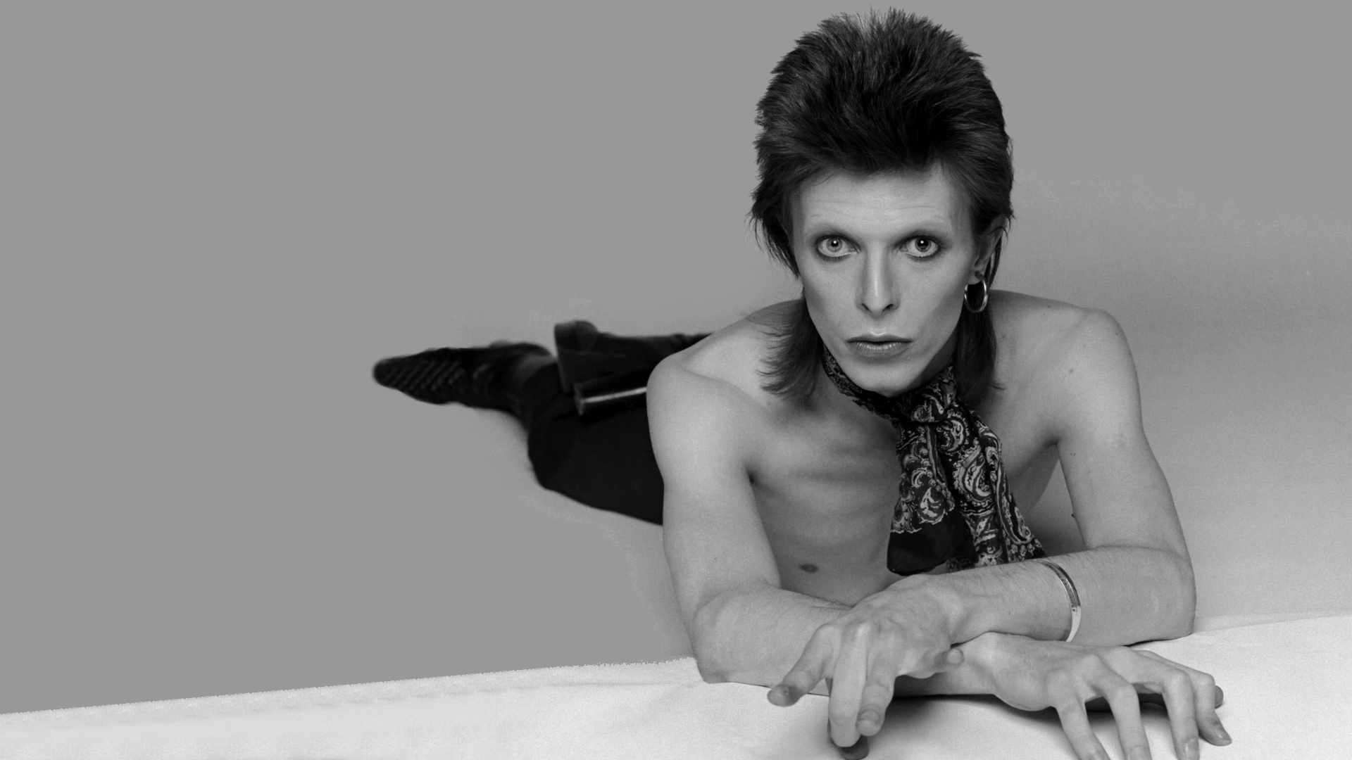 Smexy-Bowie-david-bowie-34011378-1920-1080.jpg