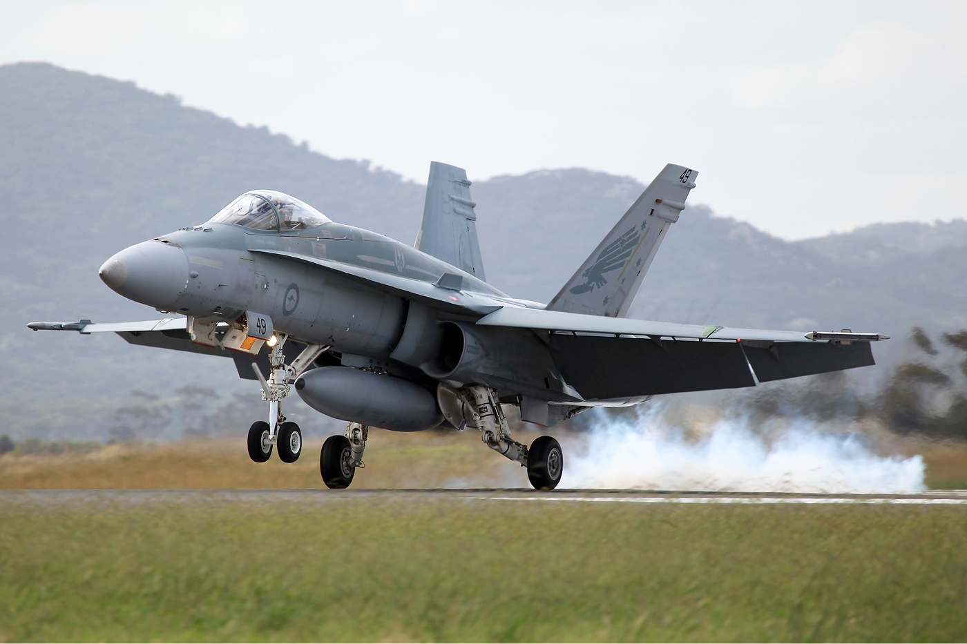 RAAF_FA-18A_landing_at_2011_Avalon_Air_Show.jpg