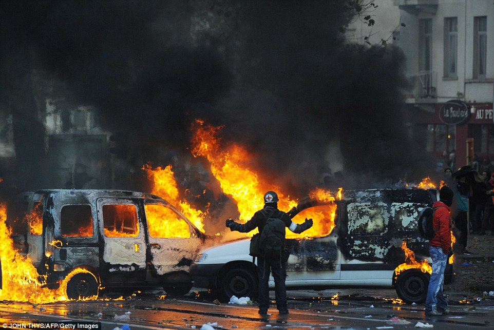 1415297800941_wps_55_Demonstrators_clash_with_.jpg