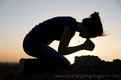 prayer+kneeling.png