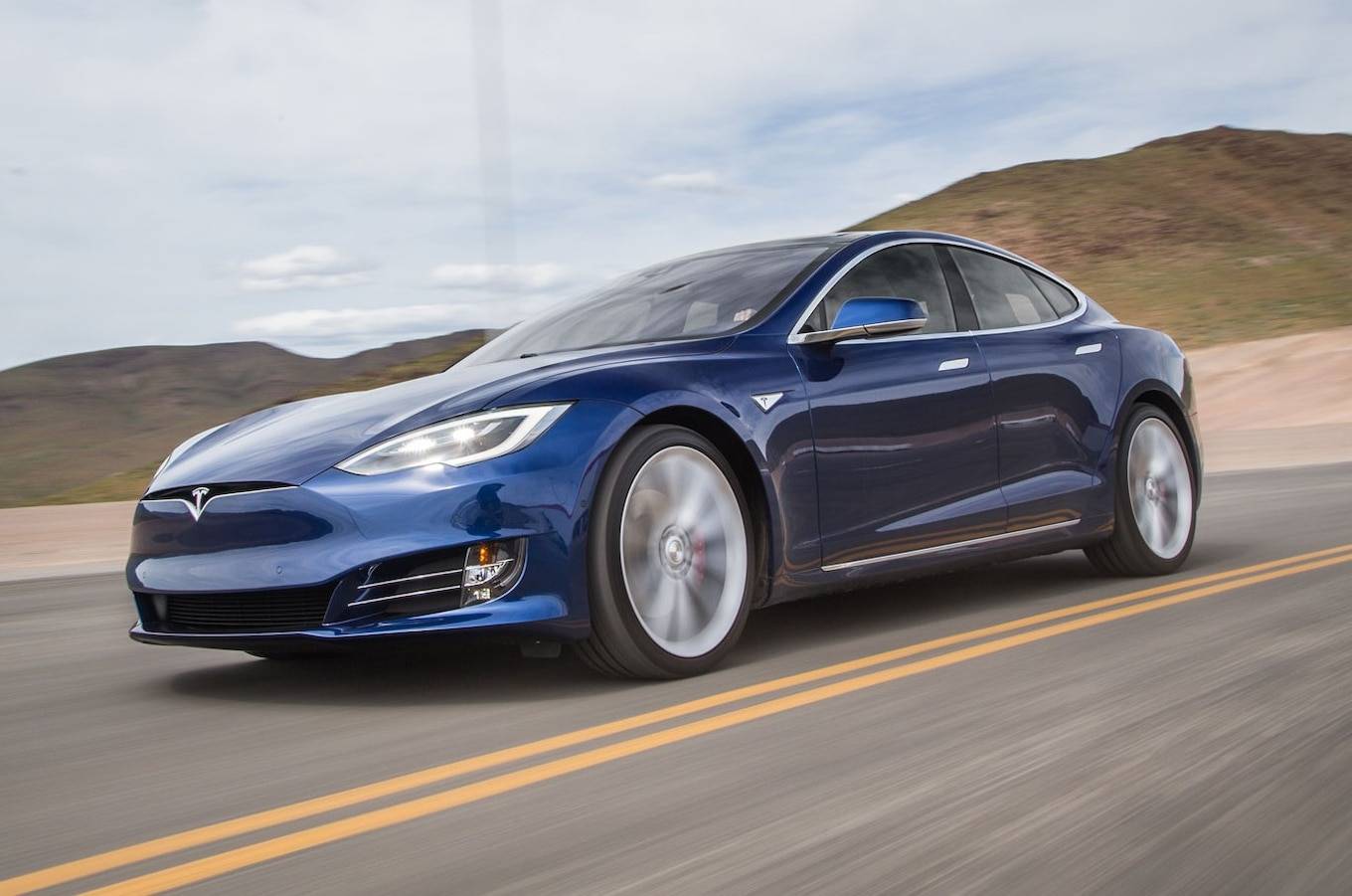 2016-Tesla-Model-S-P90D-front-three-quarter-in-motion-04-e1462310328475.jpg
