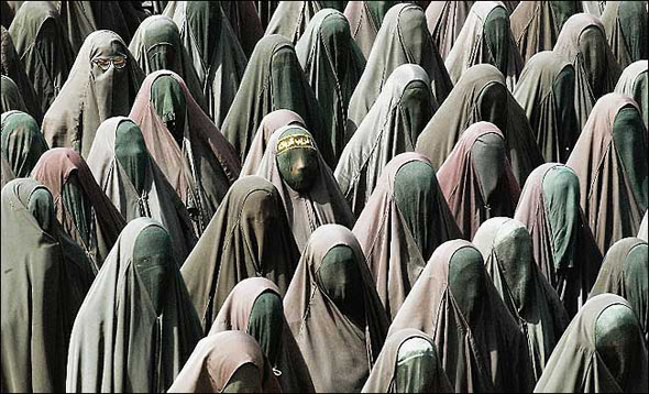 Burqa-ed_throng.jpg