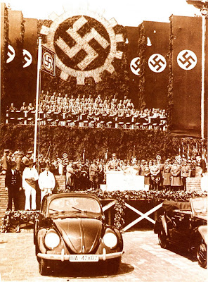 Hitler+at+the+presentation+of+the+Beetle.jpg