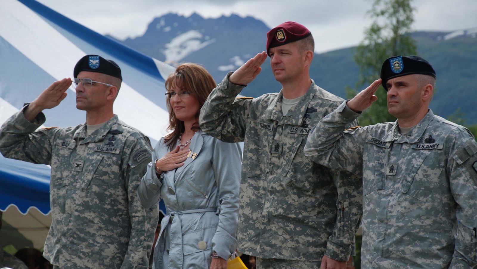 Sarah+Palin+With+Military+Saluting+At+911+Memorial.jpg