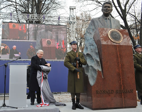 Reagan+Statue+Warsaw+Poland.jpg