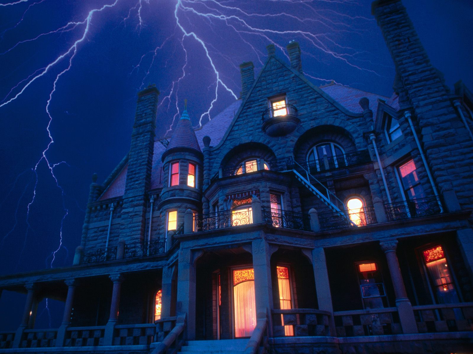 spooky-house-with-lightening.jpg