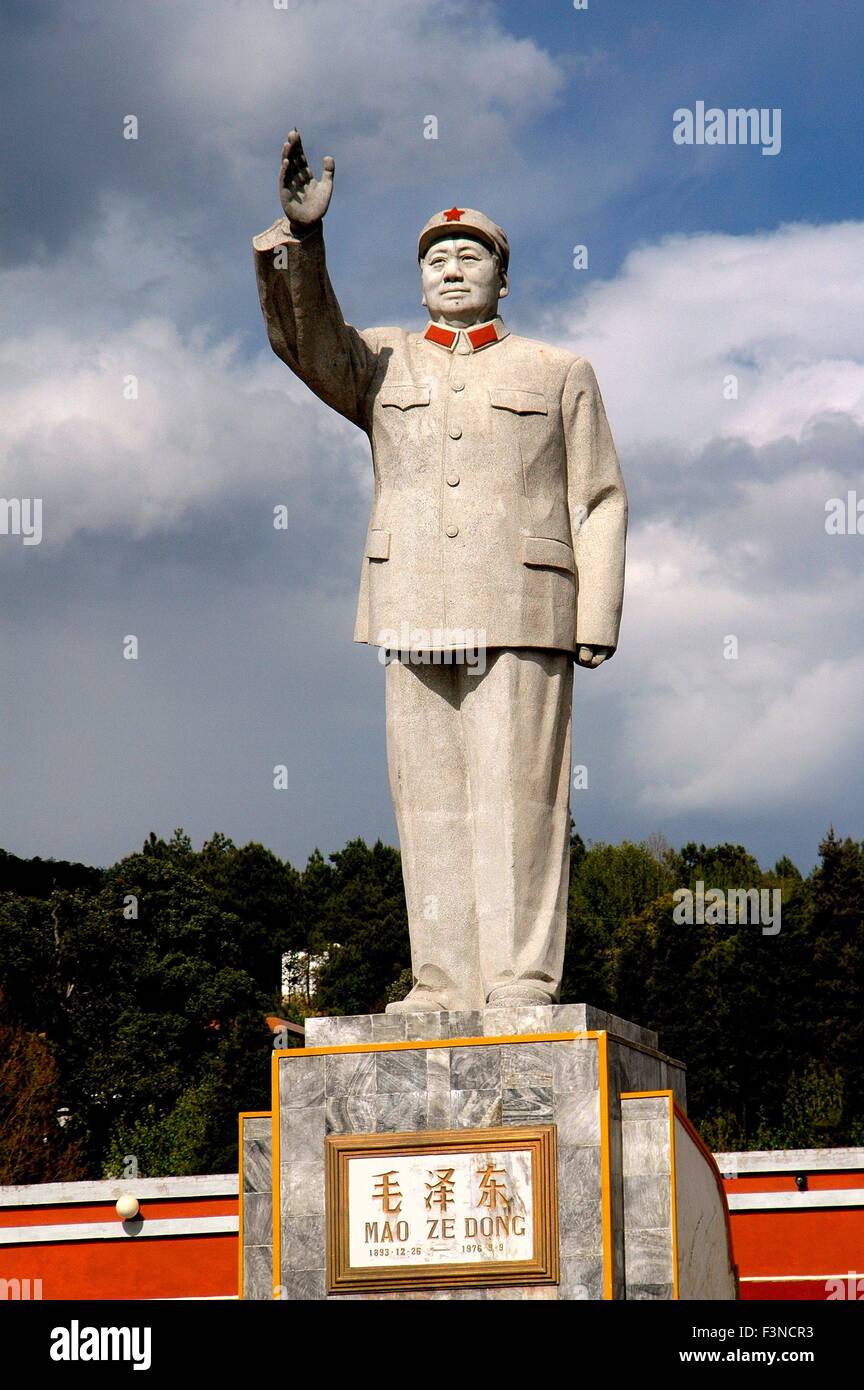 lijiang-china-a-larger-thanlife-statue-of-chairman-mao-zedong-at-the-F3NCR3.jpg