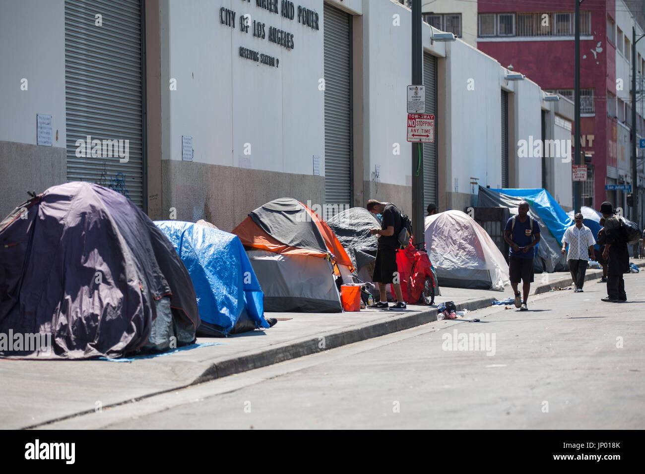 los-angeles-california-usa-26th-july-2017-tents-belonging-to-homeless-JP018K.jpg
