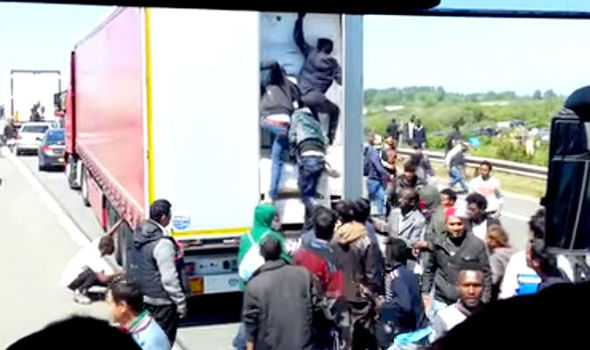 Migrants-climb-into-a-lorry-at-Calais-584551.jpg