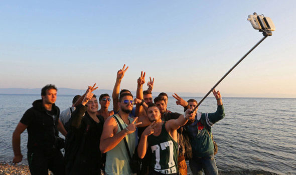 migrant-crisis-Syria-selfie-stick-603511.jpg