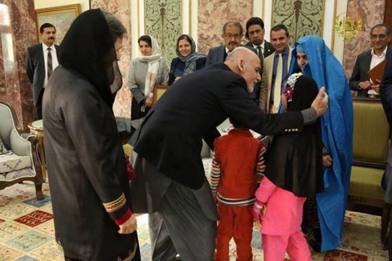 Afghan-Girl-meets-Afghan-president-after-Pakistan-deportation.jpg