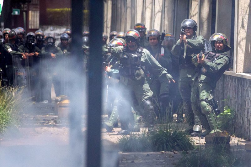 Poll-Venezuelans-trust-in-police-military-at-record-lows.jpg