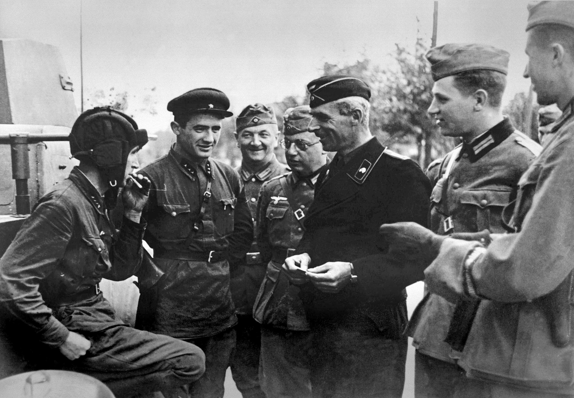 Soviet-and-German-troops-in-a-friendly-discussion-after-suppressing-Polish-resistance-in-Brest-Sept.-18-1939.jpg