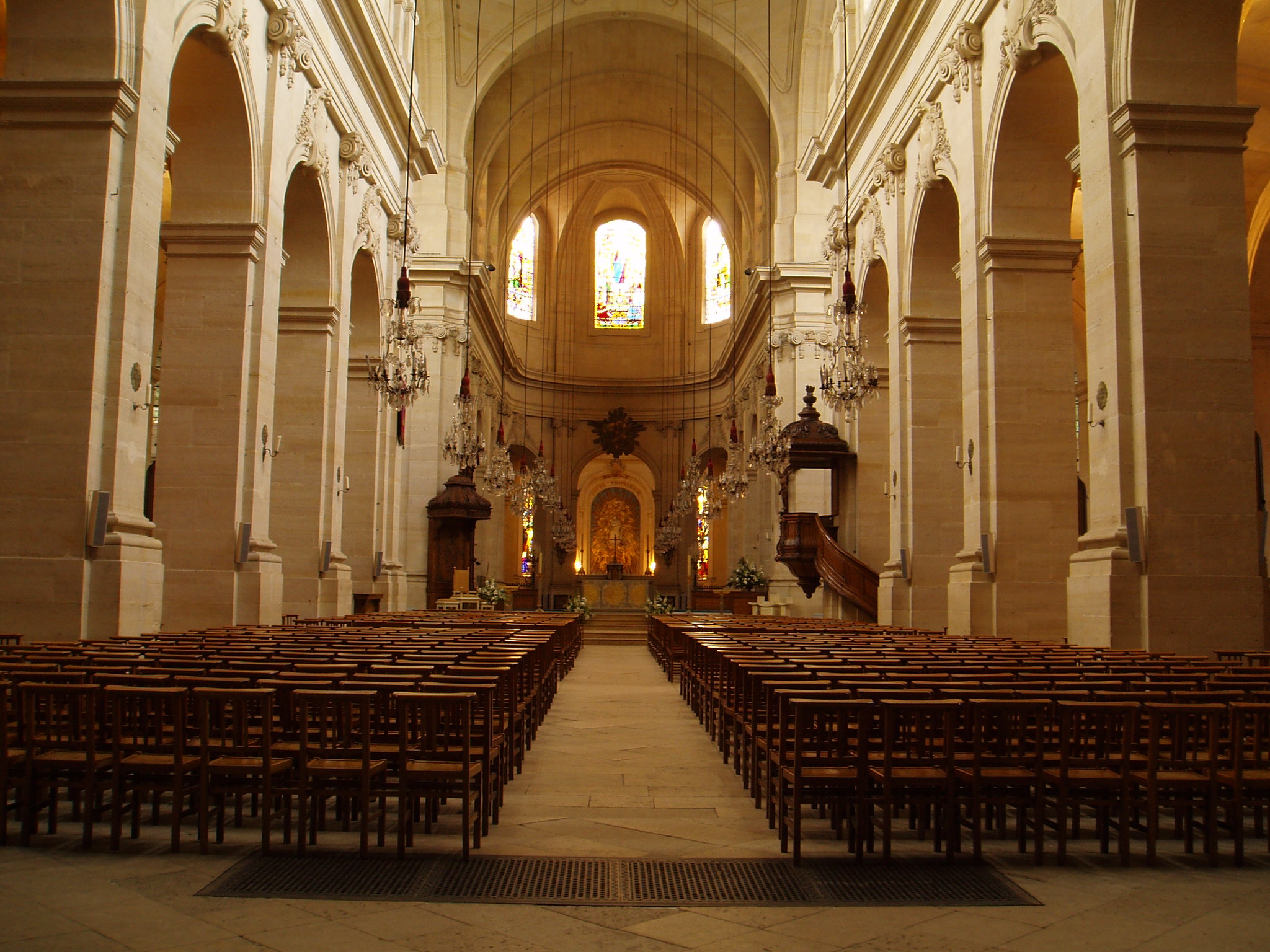 Cathedrale_saint_louis_versailles_nef_a.jpg