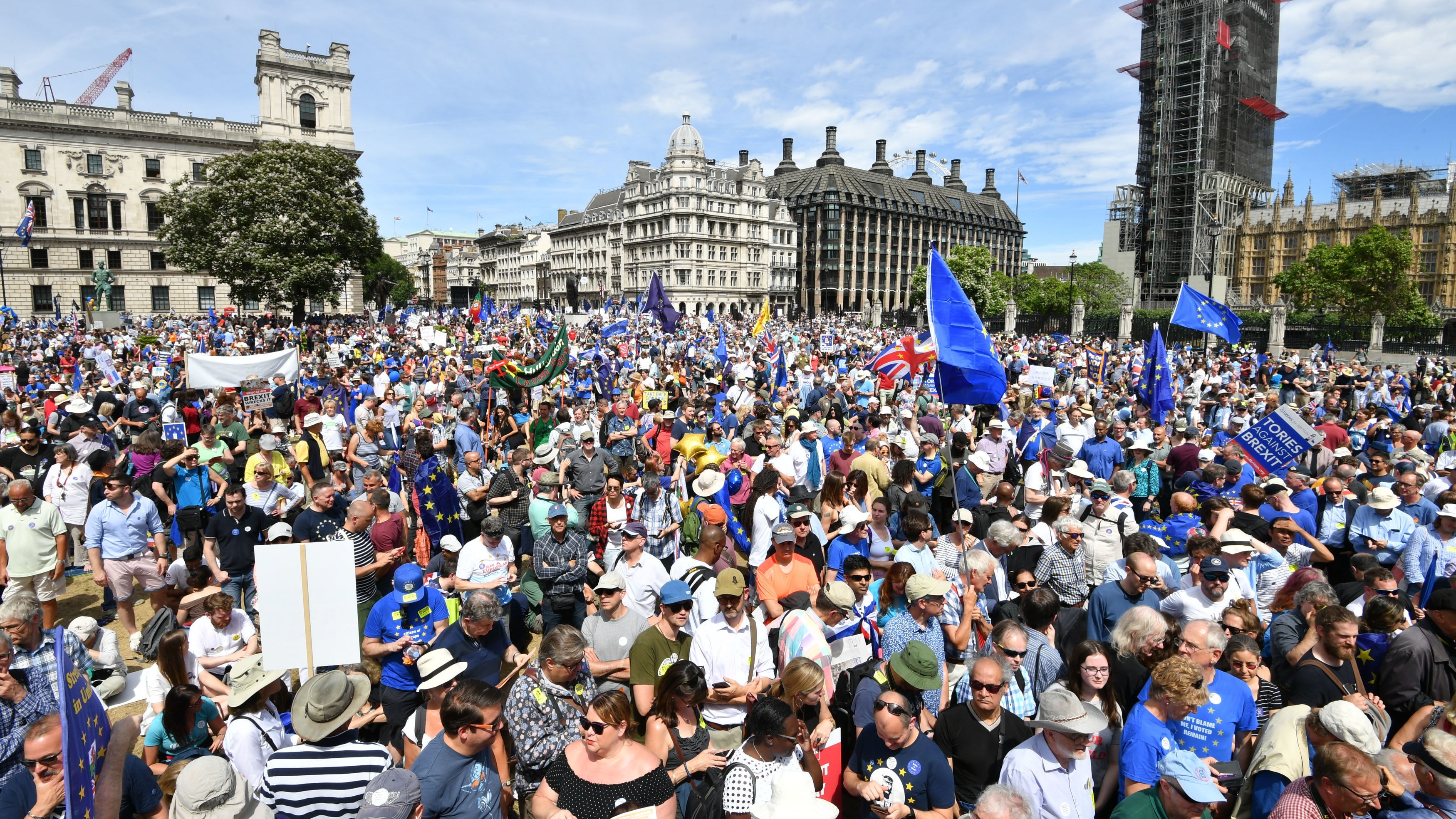 thousands-march-in-london-to-demand-referendum-on-brexit-deal-136427974096802601-180623150038.jpg